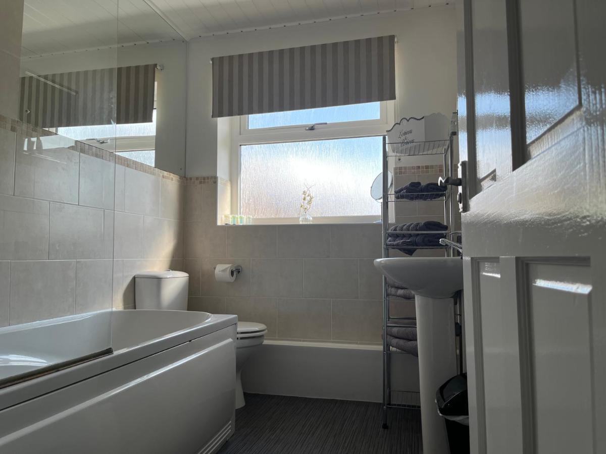 The Brook House - Spacious 3 Bed Home From Home In Burton Exterior photo