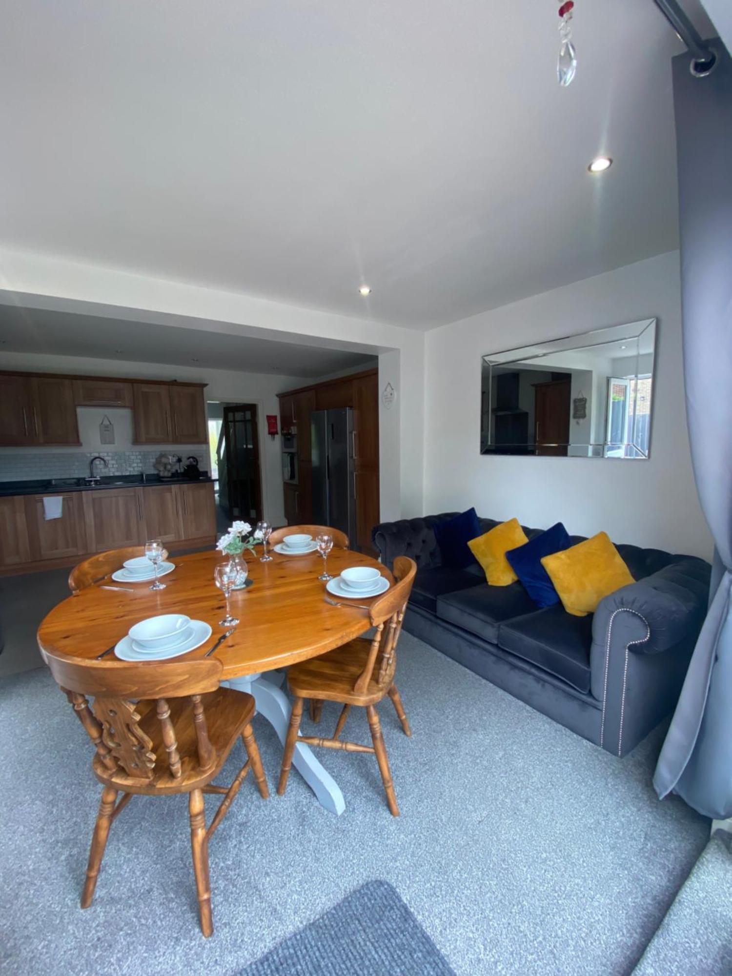 The Brook House - Spacious 3 Bed Home From Home In Burton Exterior photo